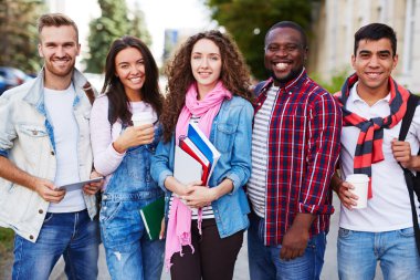 Üniversite öğrencileri rahat kıyafet içinde