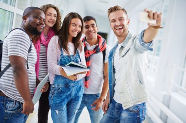 Öğrenciler kendi selfie üniversitede yapma