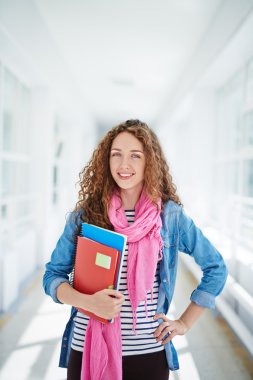 Üniversitede kitaplarla genç kız