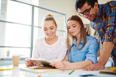 Güzel öğrenci Kitaplığı'nda