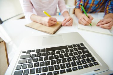 Laptop tuş takımı ve üniversite öğrencileri