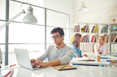 Güzel öğrenci Kitaplığı'nda