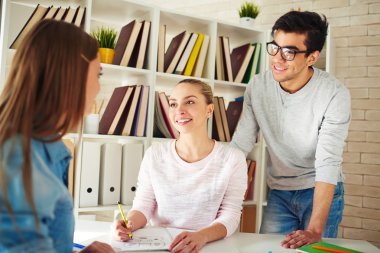 Güzel öğrenci Kitaplığı'nda