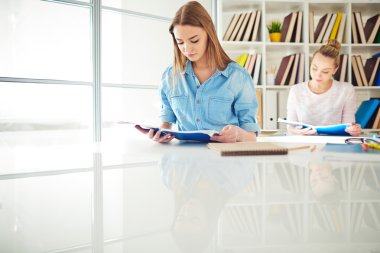 Güzel öğrenci Kitaplığı'nda