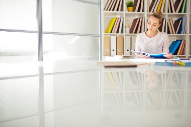 Güzel öğrenci Kitaplığı'nda okuma