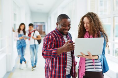 Öğrenciler dizüstü verilerde tartışıyor