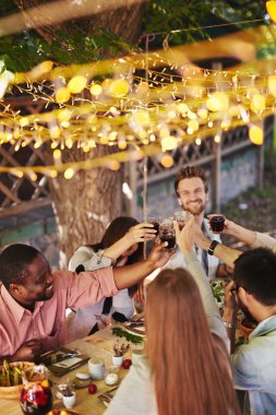 Şükran günü partisinde toasting arkadaşlar