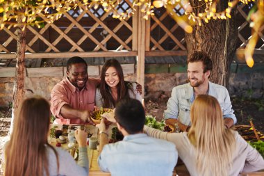 Şükran günü tablo tarafından gıda sunan Çift