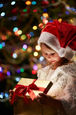 Noel hediyesi ile Noel Baba şapkalı kız