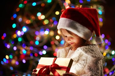 Noel hediyesi ile Noel Baba şapkalı kız