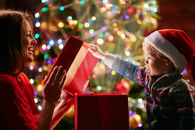 kadın ve oğlu Noel kutusunu açma