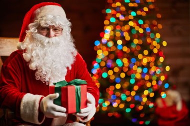 Hediye kutusuyla Noel Baba