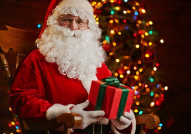 Hediye kutusuyla Noel Baba