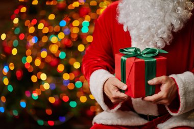 Hediye kutusuyla Noel Baba