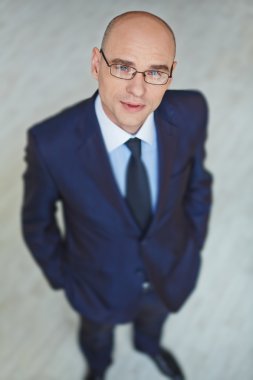 Gözlük gülümseyen işadamı