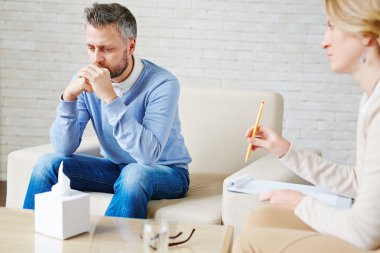 onun psikolog tarafından oturan adam