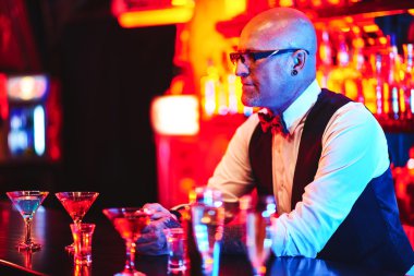 sayaç tarafından ayakta barmen