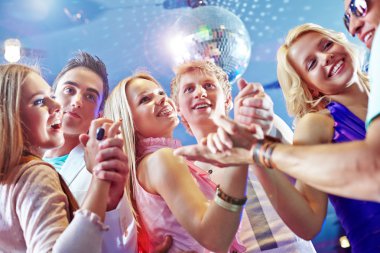 Eğleniyor çiftler dans