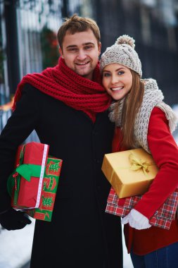 Sevdalı çift hediye kutuları ile