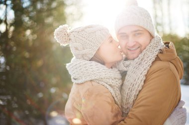 Kışın genç sevdalı Çift