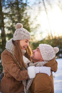 Kışın genç sevdalı Çift