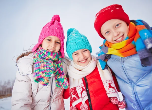 Glückliche Kinder in Winterkleidung — Stockfoto