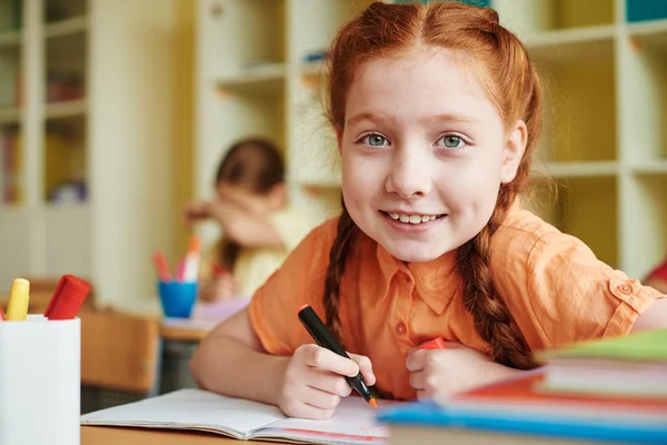 Leerling tekenen met markeerstift — Stockfoto