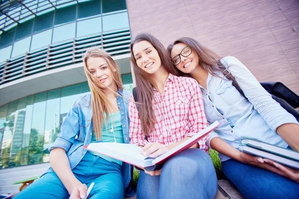 Moderne tiener meisjes van college — Stockfoto