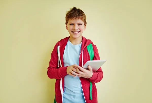 Schattig schooljongen met touchpad — Stockfoto