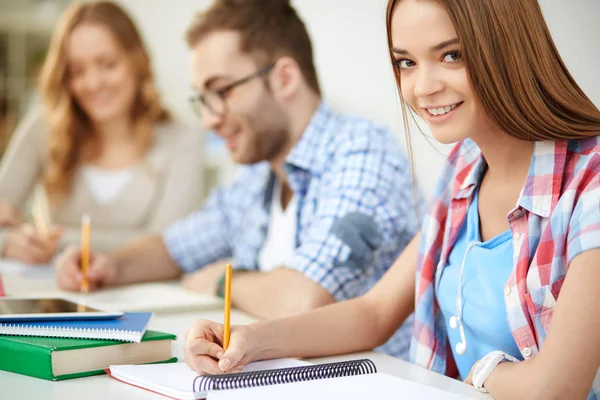 Mädchen erledigt schriftliche Aufgabe — Stockfoto