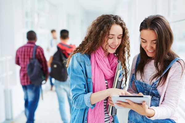 Chicas con touchpad en la universidad — Foto de Stock