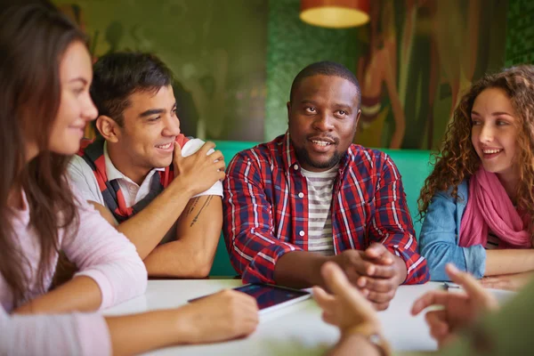 Adolescentes charlando en la cafetería — Foto de Stock