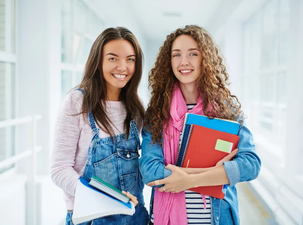 Teenager-Mädchen mit Büchern — Stockfoto