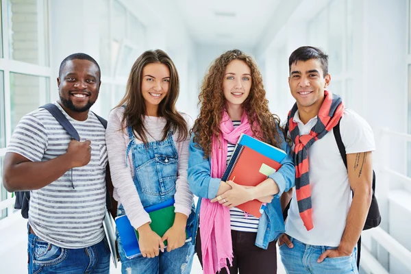 Estudiantes universitarios felices — Foto de Stock