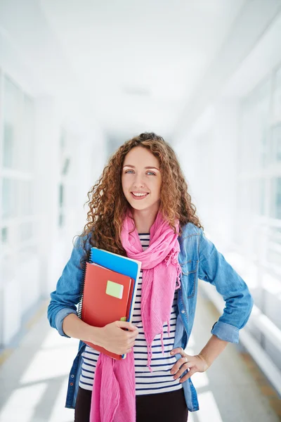 Adolescente com livros na faculdade — Fotografia de Stock