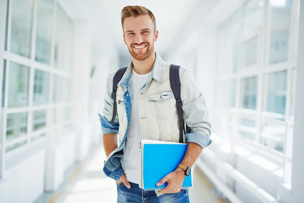 Estudante universitário com livros — Fotografia de Stock