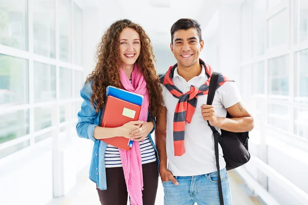 Casal de estudantes no corredor universitário — Fotografia de Stock