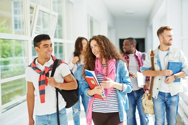 Casal adolescente conversando após a aula — Fotografia de Stock