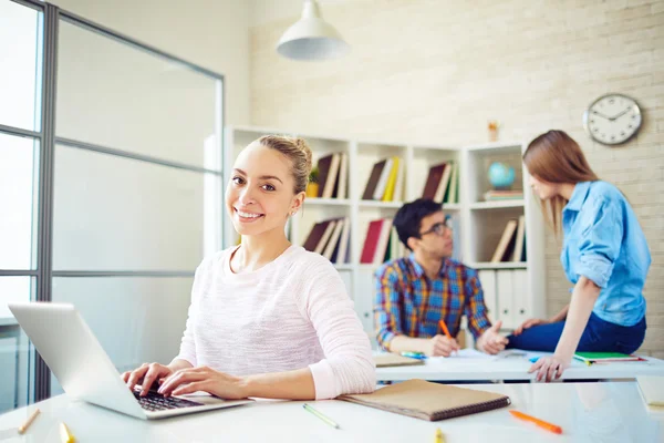 Vackra studenter i biblioteket — Stockfoto