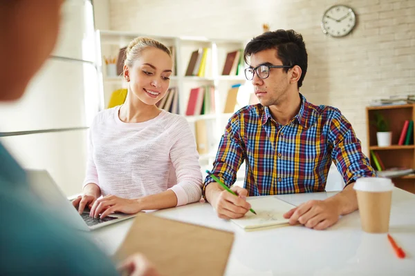 Studenti graziosi in biblioteca — Foto Stock