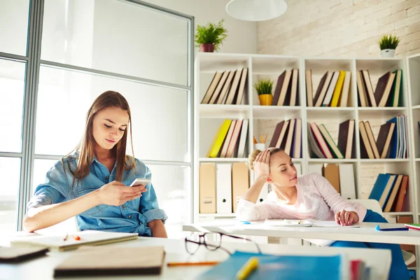 Mooie studenten in bibliotheek — Stockfoto