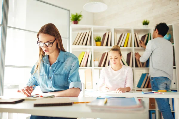 Pretty students  in library — Stock Photo, Image