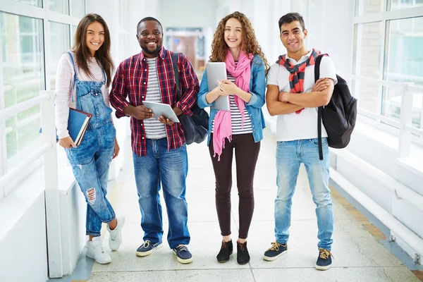 Studenter i högskolan korridor — Stockfoto