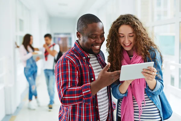 Studenci z touchpad Omawiając zadania — Zdjęcie stockowe