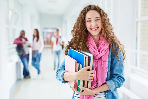 Uśmiechający się studentów z książki — Zdjęcie stockowe