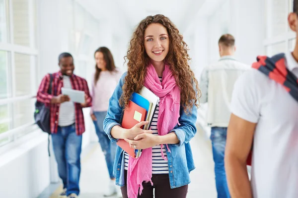 Linda adolescente con libros — Foto de Stock