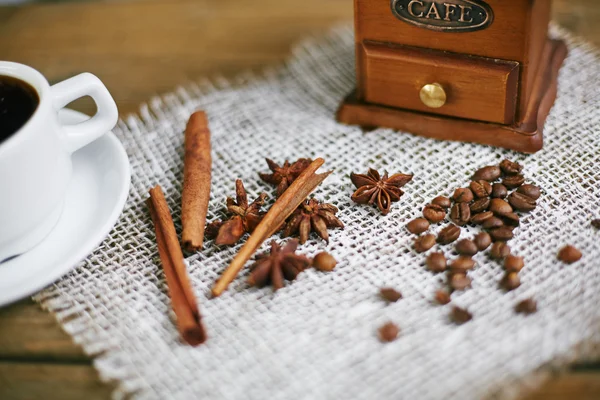 Mlýnek na kávu, kávové zrna a látky určené k aromatizaci — Stock fotografie