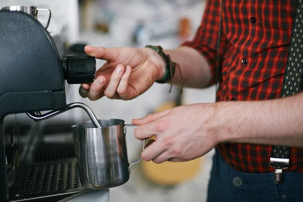 Barista usando máquina de café — Foto de Stock