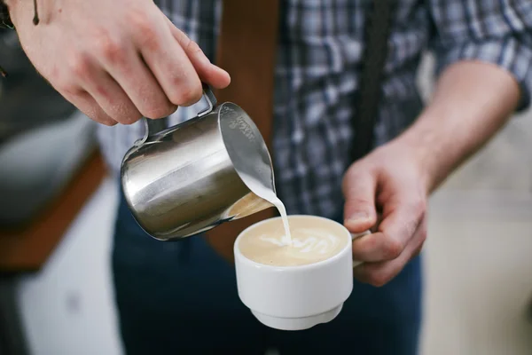 Barista vertiendo leche en latte — Foto de Stock