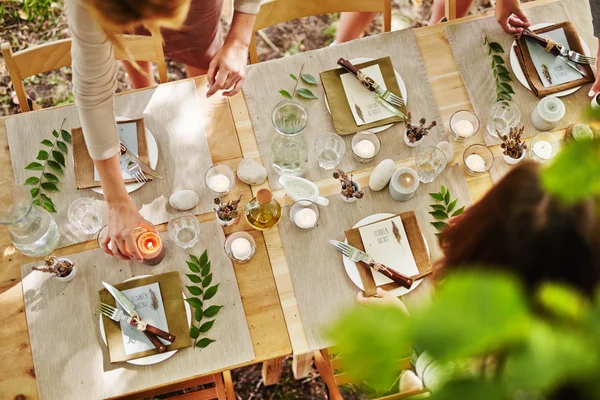 Table de Thanksgiving servie par des serveuses — Photo